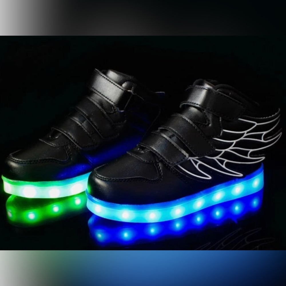 ♥️ FREE with any purchase 🙏🏽 LED 💡🌟 Kids Light Up High Top Sneakers
